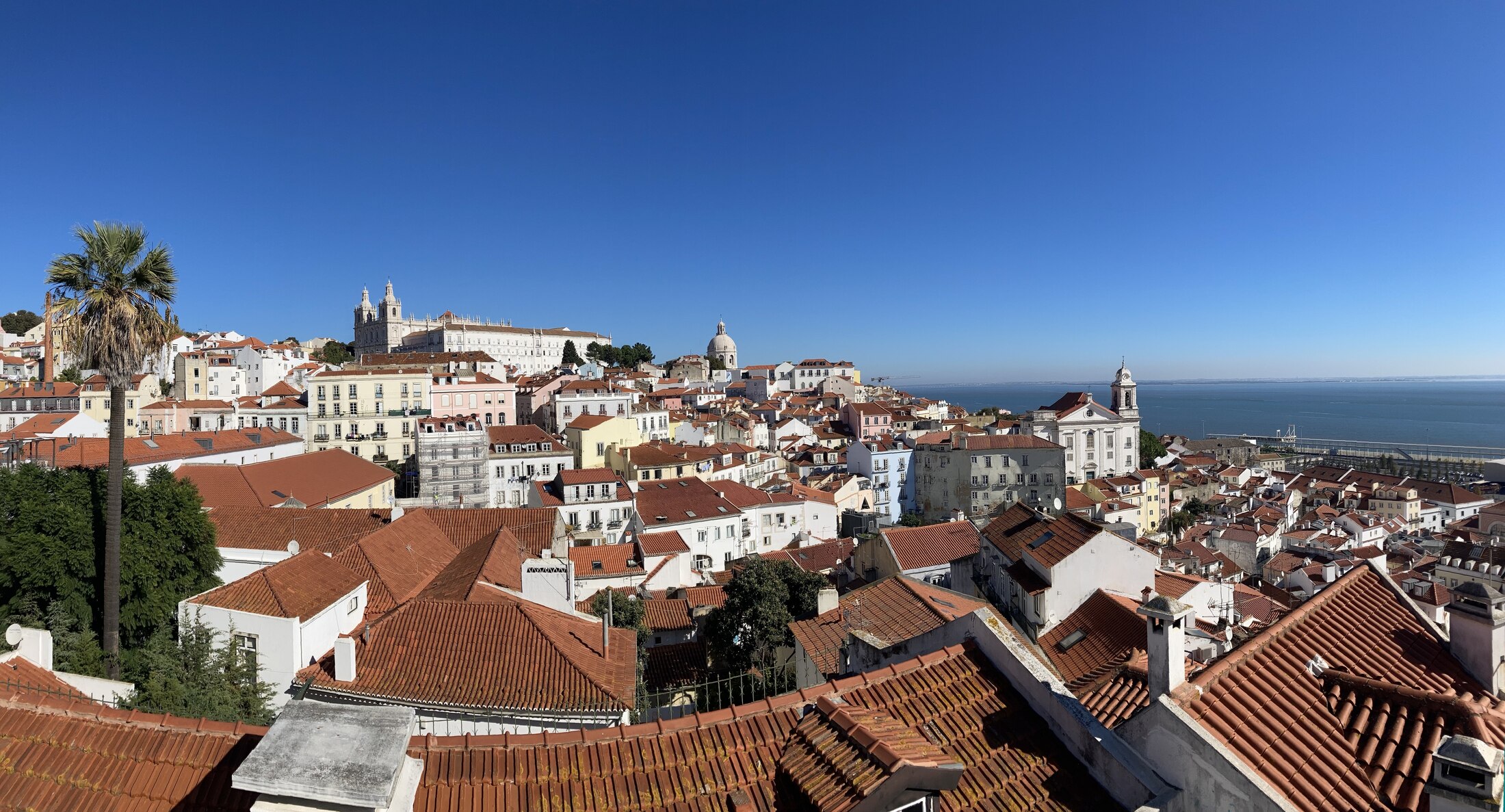Vista sobre os telhados de Lisboa, com o Tejo ao fundo